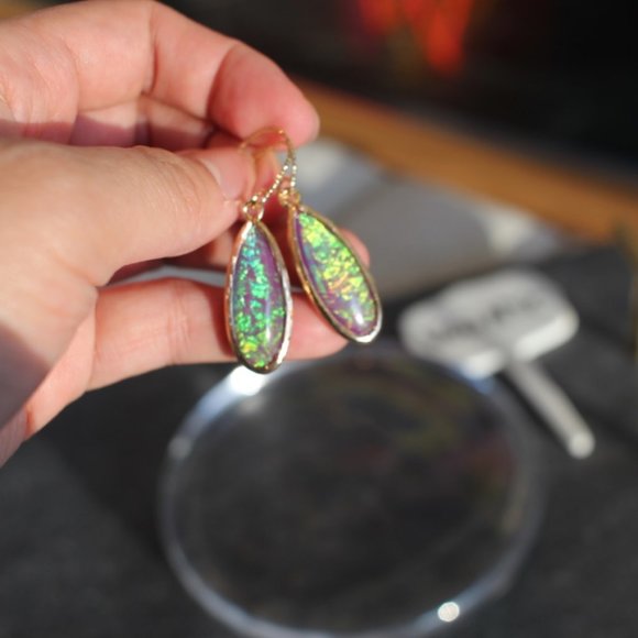 New green teardrop resin earrings - Picture 5 of 8